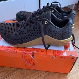 Nike metcons size 7 ,worn twice in gym ,I am more like a 6
